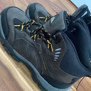 Mens Cold weather snow boots. BRAND NEW